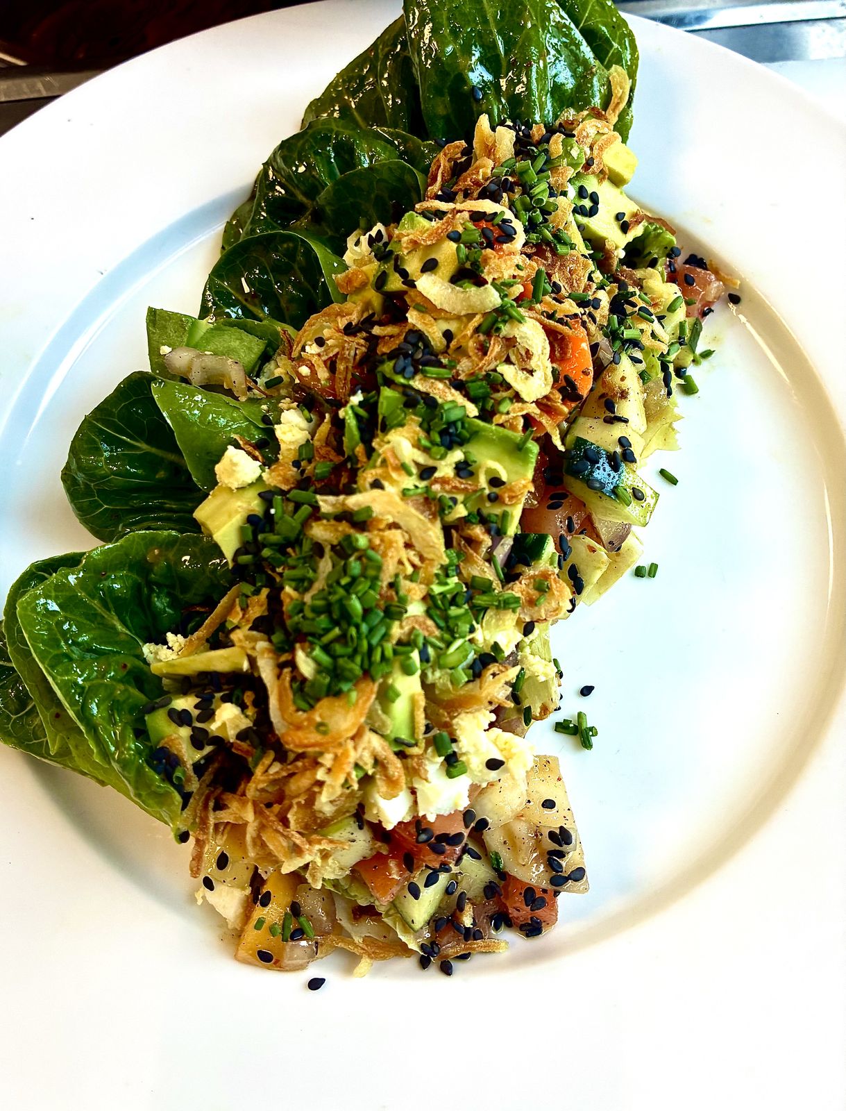 Lettuce with avocado and shallot